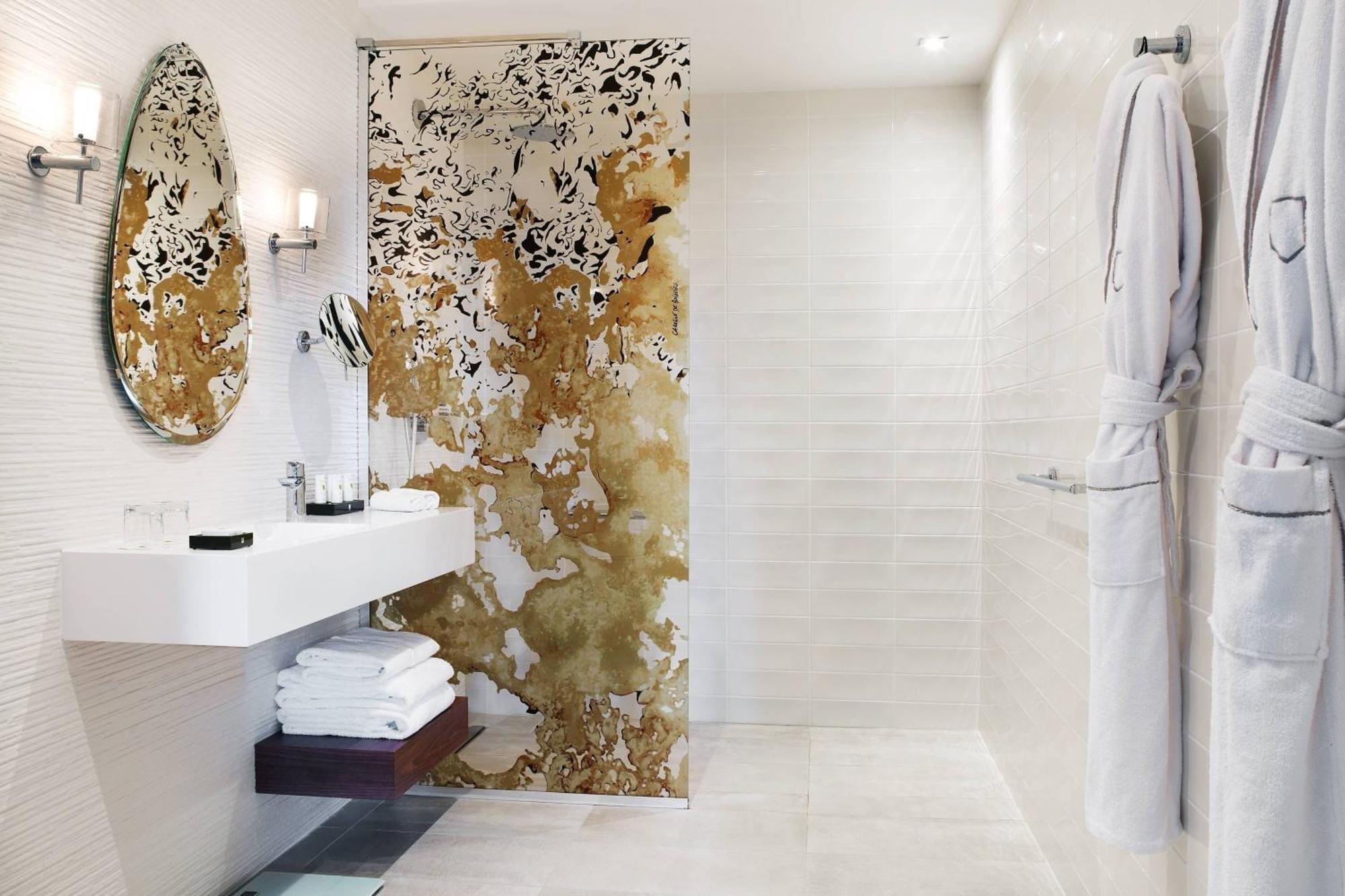 La Caserne Chanzy Hotel & Spa, Autograph Collection Reims Dış mekan fotoğraf Bathroom with a shower door made of stone